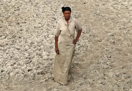 Frau auf ausgedorrtem Feld