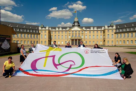 Präsentation der Vollversammlungsfahne vor dem Karlsruhe Schloss