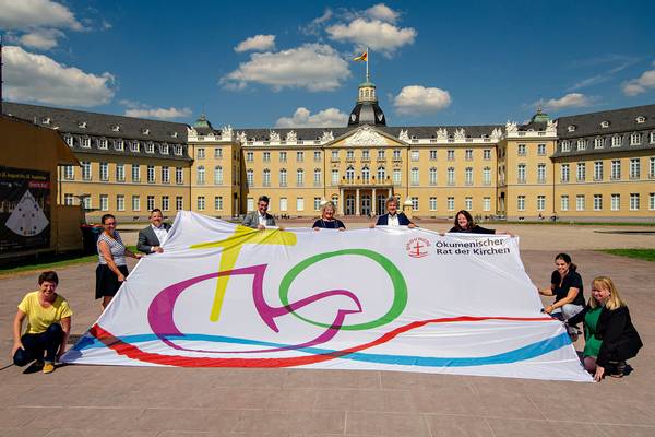 Präsentation der Vollversammlungsfahne vor dem Karlsruhe Schloss
