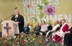 Quelle: Daniel Meier - eingebettet von www.ekiba.de Die Landesbischöfin predigt auf der Landesgartenschau