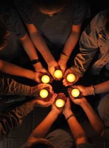 Jugendliche halten Teelichter