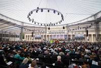 Gottesdienst unter dem Zeltdach beim ÖRK