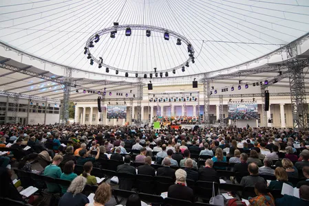 Gottesdienst unter dem Zeltdach beim ÖRK