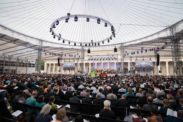 Gottesdienst unter dem Zeltdach beim ÖRK