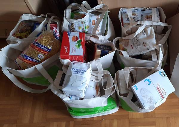 mit Lebensmittel gefüllte Tragetaschen