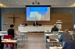 Quelle: ekiba / Daniel Meier Präsidium der Landessynode vor großer Leinwand im Haus der Kirche