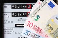 Stromzähler und Geldscheine