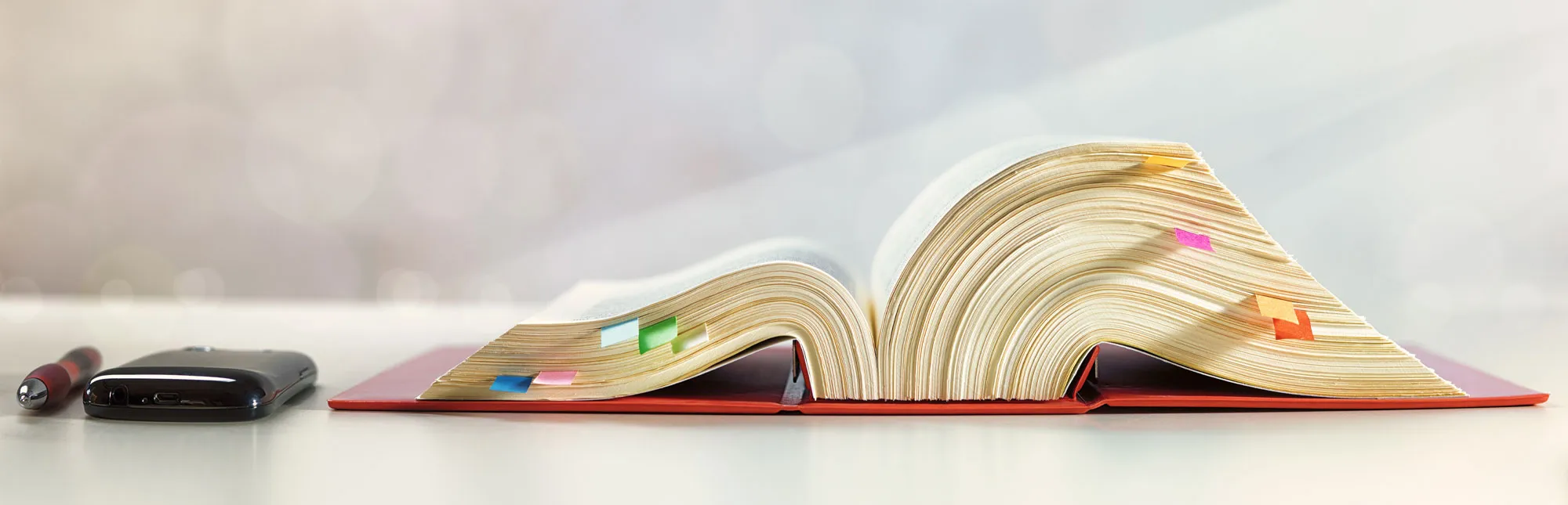 Geöffnetes Buch mit Rechtstexten