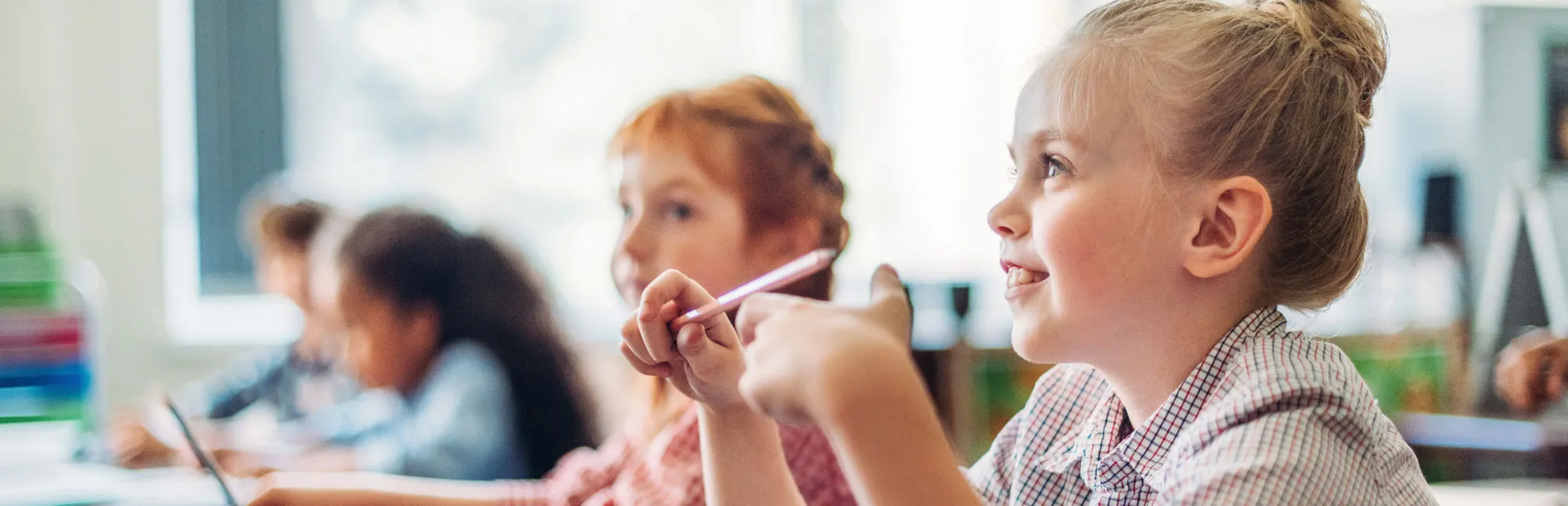 Neugieriges Mädchen im Klassenzimmer