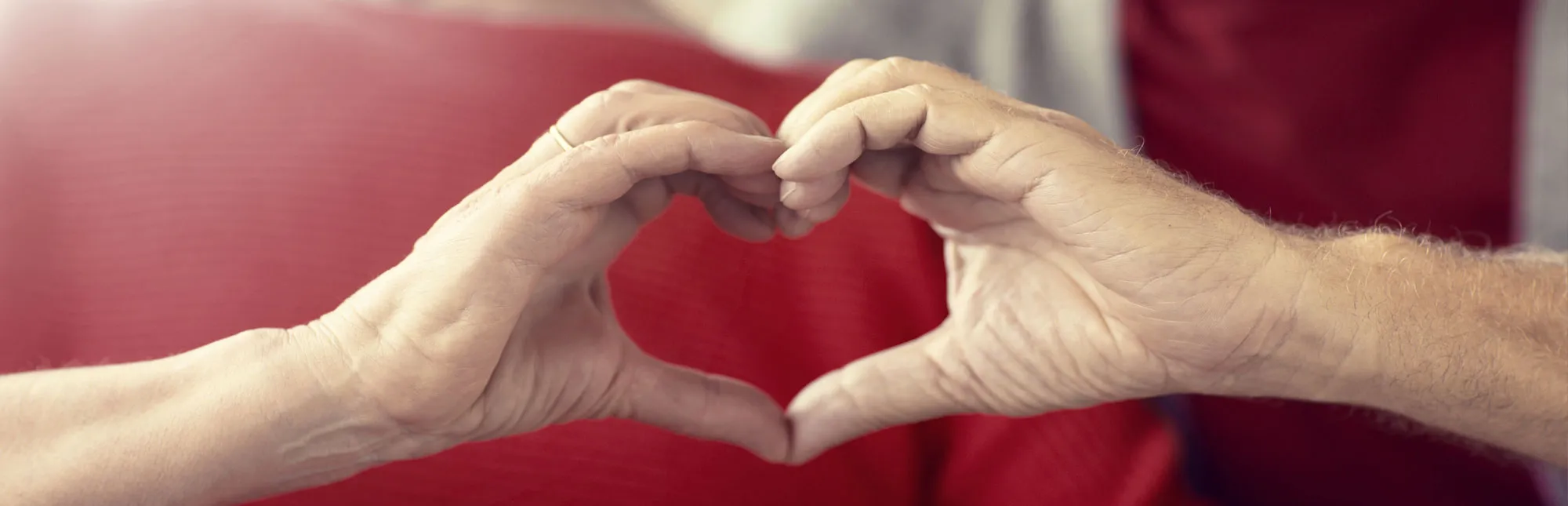 Eine weibliche und eine männliche Hand bilden gemeinsam ein Herz