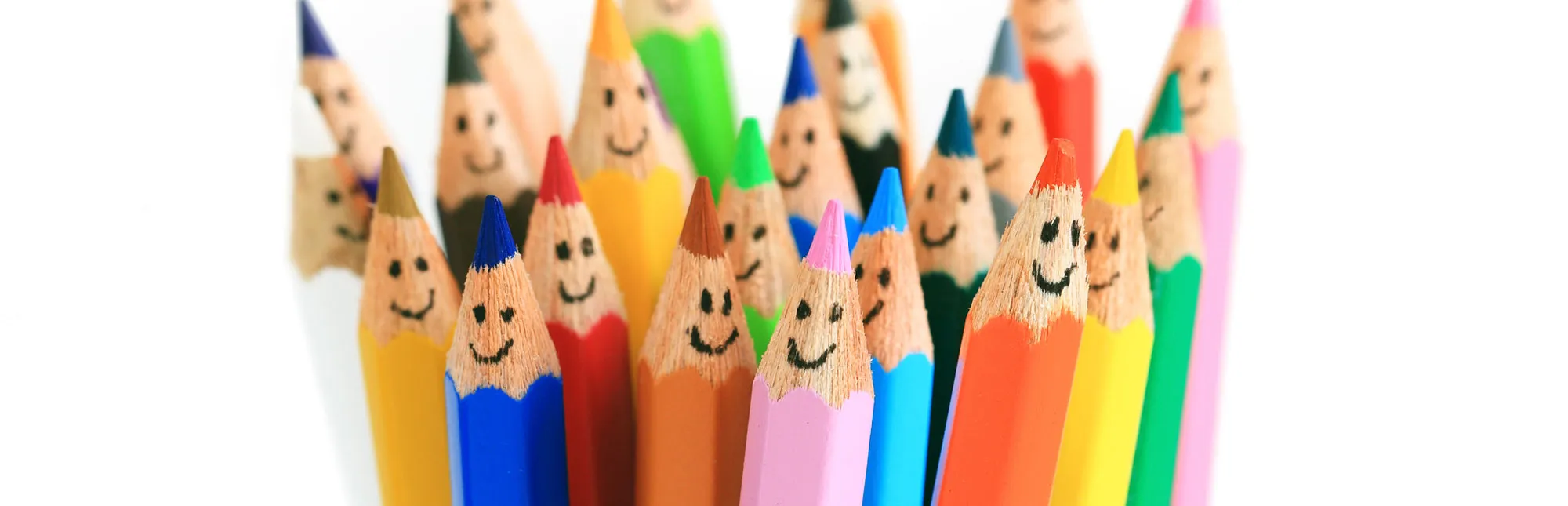 Viele Buntstifte mit Gesichtern