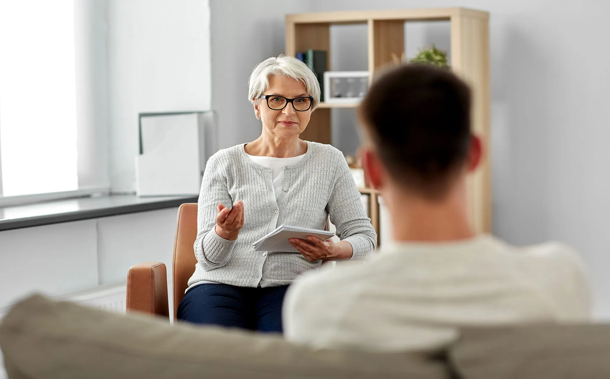 Ein Mann ist mit einer Seelsorgerin im Gespräch