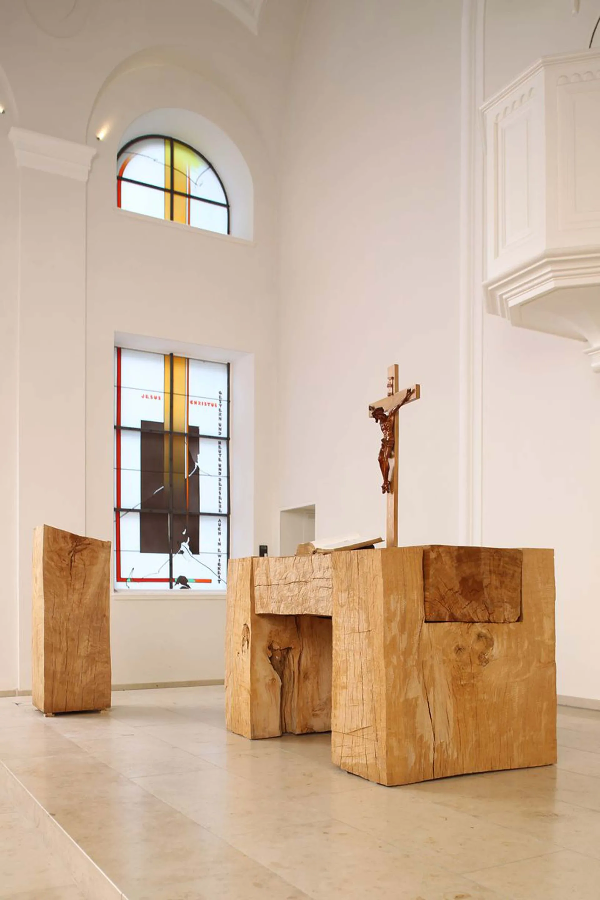 Blick auf Altar, Ambo und ein Kirchenfenster der Kapelle in Heidelberg
