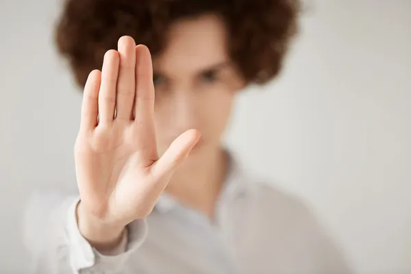 Quelle: Wayhome Studio – stock.adobe.com Eine Person macht eine Stopp-Geste mit ihrer Hand