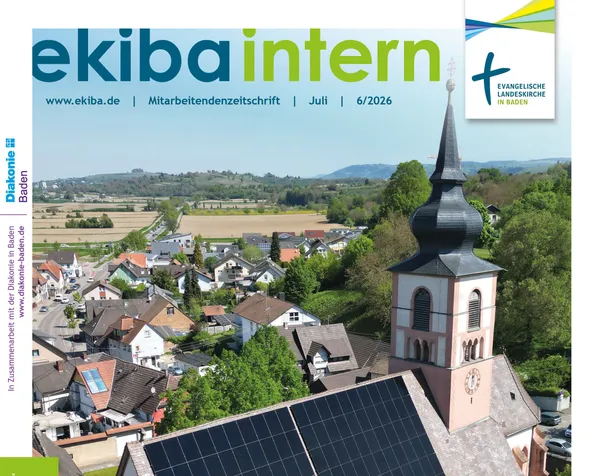 Öffnet externen Link in einem neuen Fenster Quelle: ZfK-ekiba intern Der obere Teil des ekiba internheftes mit überschrift und darunter ein Blick über eine Kirche mit Solaranlage hinweg auf eine Dorf ,dahinter eine Landschaft aus Wiesen bewaldete Berge. Rechts neben dem Kirchturm Waldd eine Landschaft.