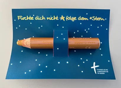 Goldener Holzstift mit einer Karte