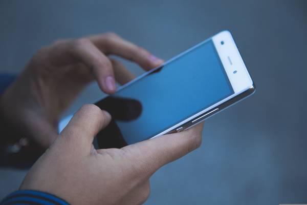 Eine Person bedient ihr Smartphone