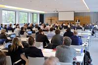 Synodenmitglieder im Vortragssaal