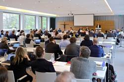 Synodenmitglieder im Vortragssaal