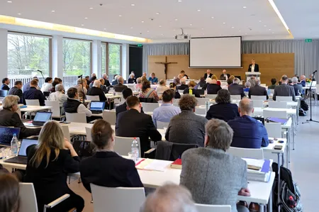 Synodenmitglieder im Vortragssaal