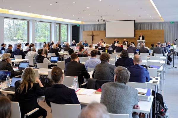 Synodenmitglieder im Vortragssaal