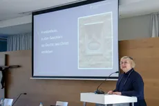 Landesbischöfin Heike Springhart berichtet vor der Landessynode