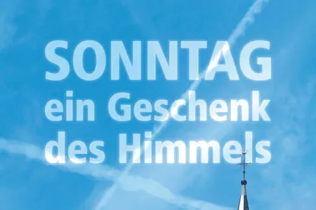 blauer Himmel mit Kirchturm. Text lautet Sonntag ein Geschenk des Himmels