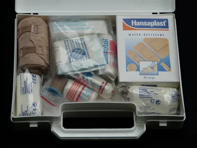 geöffneter Erste Hilfe Kasten