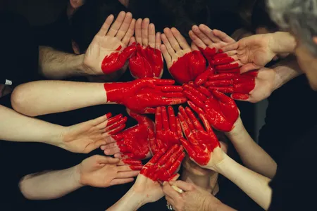 Quelle: Unsplash Viele Hände zeigen ein gemaltes Herz