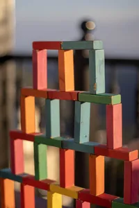 bunte Holzbausteine aufeinander gestapelt