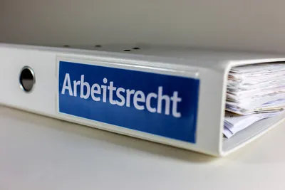 Ordner mit Beschriftung "Arbeitsrecht"