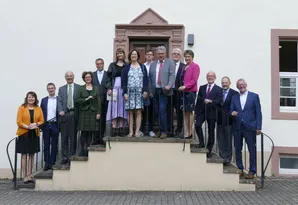 Bild vor der Kirche mit Rolf Brauch, seiner Familie und einigen seiner Gäste bei der Verabschiedung