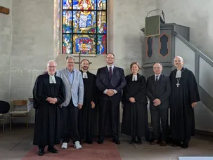 Bild vor der Kirche nach der Einführung von Steffen Fadin