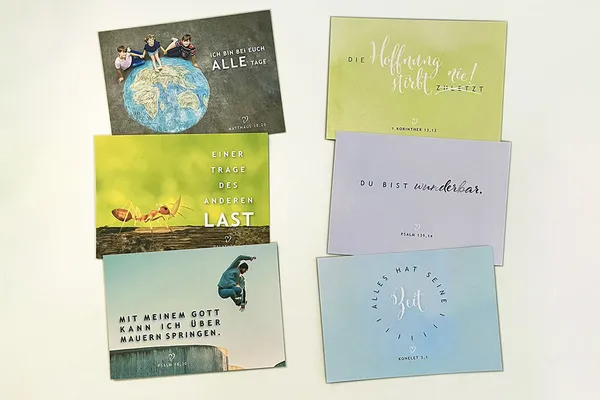 Quelle: EOK Sechs Postkartenmotive liegen nebeneinander, alle zum Thema Hoffnung.