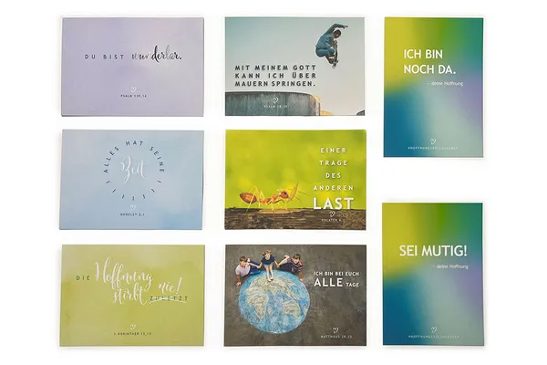 Quelle: EOK Acht Postkartenmotive liegen nebeneinander, alle zum Thema Hoffnung.