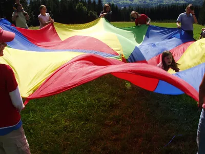 Kinder spielen mit einem Schwungtuch