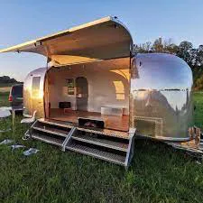 Jugendkirche Silberlilly mit einem Airstream