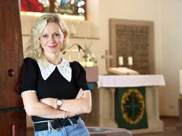 Anne Helene lehnt an einer Säule in der Kirche