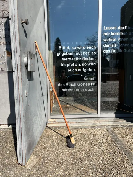 Quelle: C.Kotte ekiba, C.Kotte ekiba Besen an der Kirchentür der Lukaskirche
