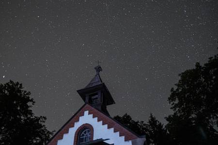 Sternenhimmel über einer Kirche
