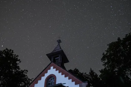 Sternenhimmel über einer Kirche