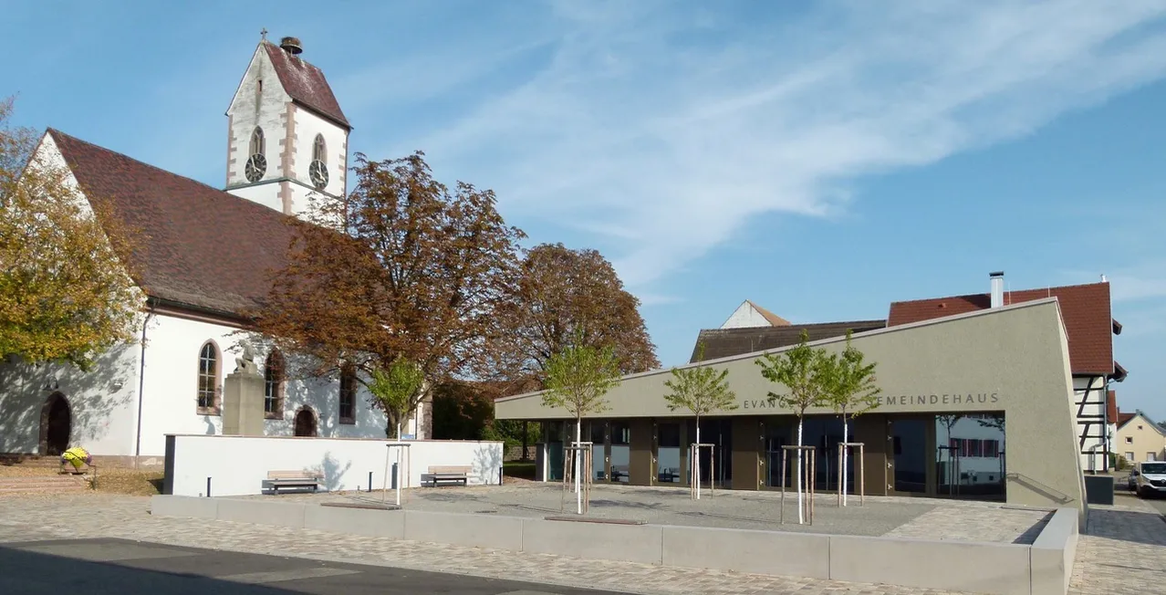 Blick von außen auf das neu errichtete Gemeindehaus in Weisweil