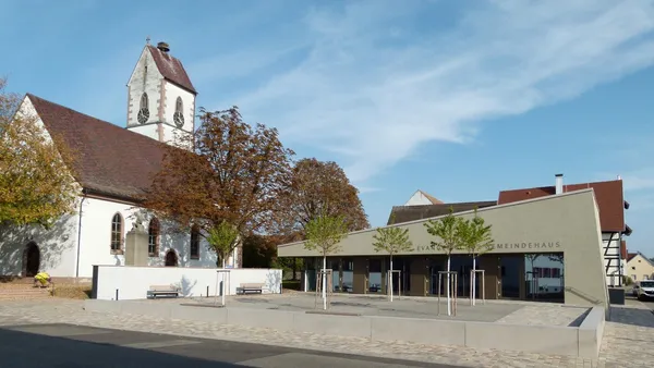 Blick von außen auf das neu errichtete Gemeindehaus in Weisweil