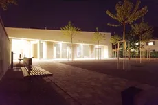 Blick auf den Neubau des Gemeindehauses Weisweil bei Nacht