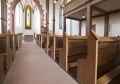 Blick durch den Kirchenraum auf die neuen Prinzipalien