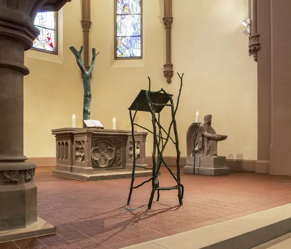 Quelle: Architektur: Link.Schmitt, Heidelberg; Kunst: Weber, Berg/Pfalz; Foto: Altenkirch, Karlsruhe Neuer Altarbereich in Staffort