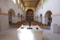 Blick über den Altar in den Gemeindesaal der St. Cyriakus Kirche