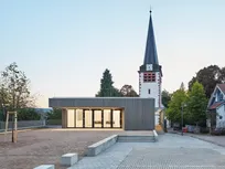 Blick auf das umgebaute Gemeindehaus der Gemeinde Huchenfeld