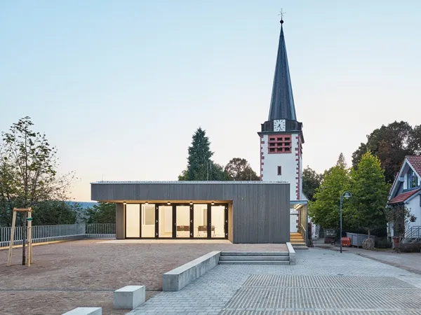 Blick auf das umgebaute Gemeindehaus der Gemeinde Huchenfeld