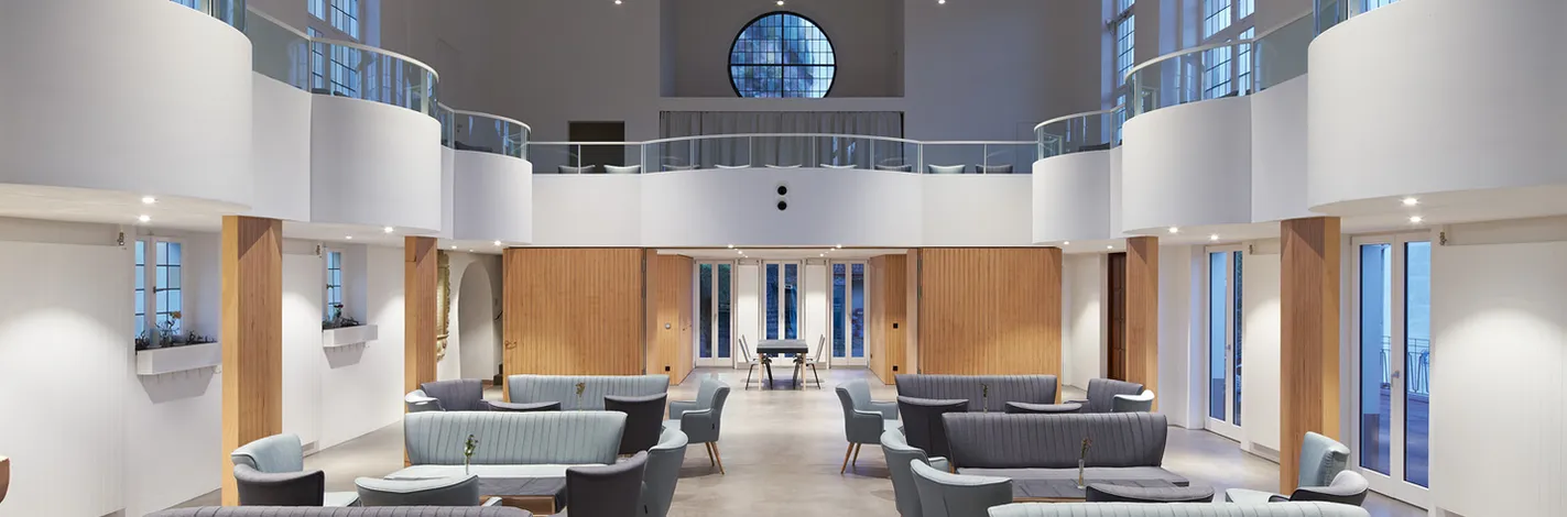 Quelle: Architektur: Werkbüro für Raumfragen, Heidelberg; Foto: Baumann, Karlsruhe Blick in den Kirchenraum der Heiliggeistkirche Pforzheim